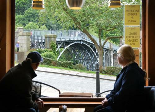 Hostal Bridge View Guest House