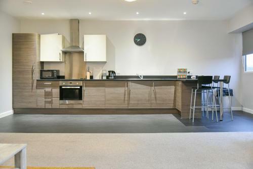 Huge Modern Apartment 2 Bathrooms Sleeps 6