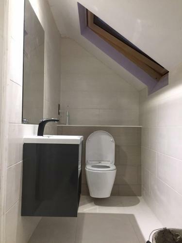 Hostal Private Double Room With New En-suite Shower Room