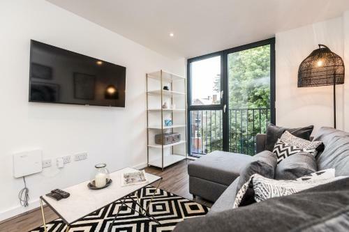Luxury Apt With Free Parking