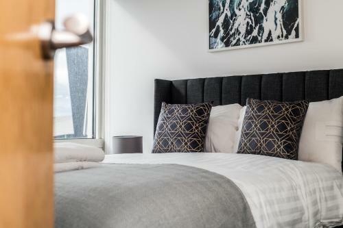 Scenic Dock View Apartment In Central Liverpool