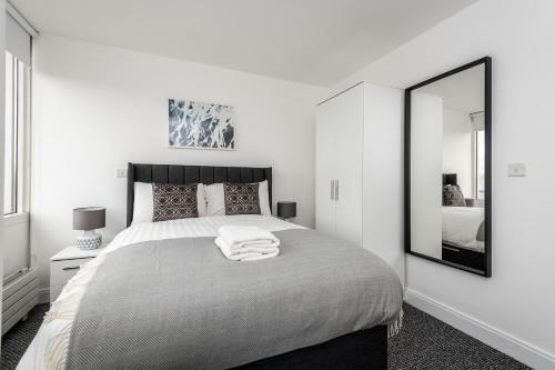 Scenic Dock View Apartment In Central Liverpool