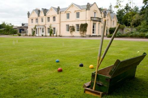 Llyswen Chateau Sleeps 18 With Wifi
