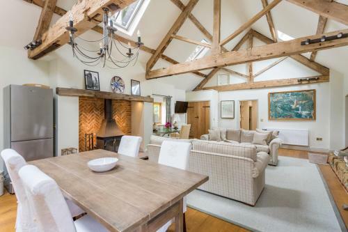 Morville Villa Sleeps 14 With Wifi