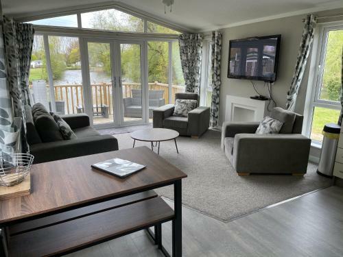 2 Bed Beautiful And Tranquil Lakeside Lodge