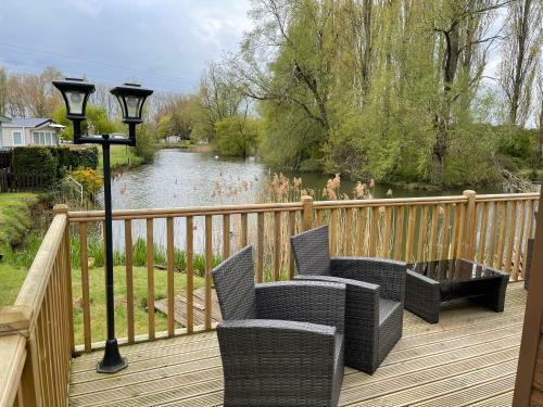 2 Bed Beautiful And Tranquil Lakeside Lodge