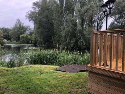 2 Bed Beautiful And Tranquil Lakeside Lodge