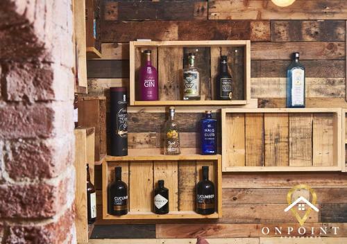 Onpoint Apartments-stunning Large House Near Centre With Bar!
