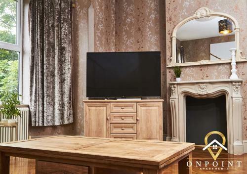 Onpoint Apartments-stunning Large House Near Centre With Bar!