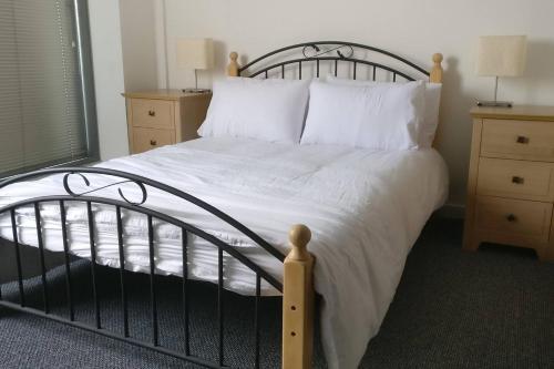 Beautiful City Centre 2-bed Apartment With Balcony