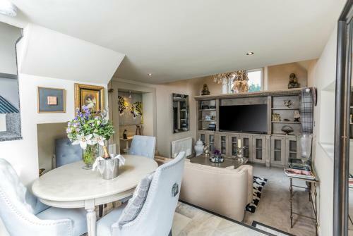 Painswick Chateau Sleeps 22 Pool Wifi
