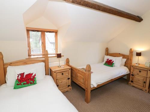 2 Hwyrfryn Stables