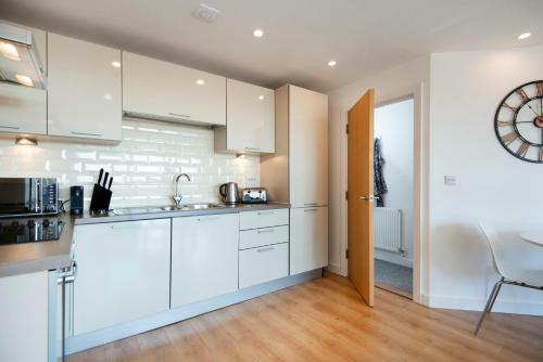 Elm View - 2 Bed 2 Bath Apartment With Parking In Central Southsea