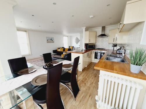 Off The Hook - Luxury Beach Apartment - Sleeps 4