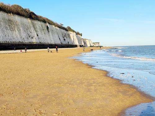Shore Thing - Luxury Beach Apartment - Sleeps 4