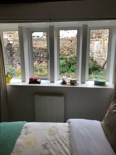 Hostal Over The Bridge Guest House