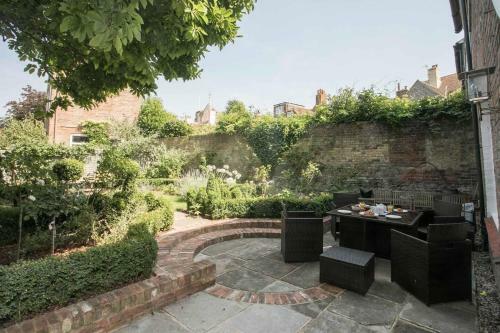 Medieval Town House - Walled Garden Sleeps 8