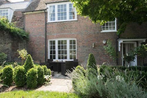 Medieval Town House - Walled Garden Sleeps 8