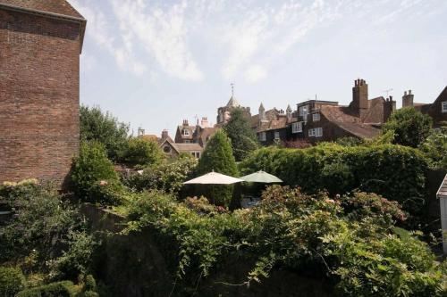 Medieval Town House - Walled Garden Sleeps 8