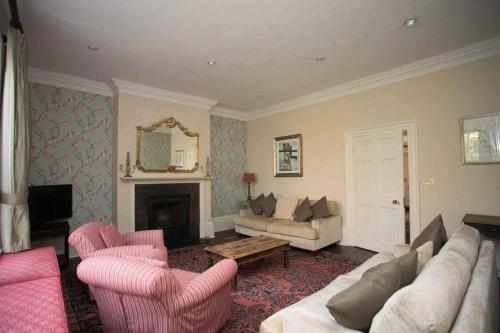 Medieval Town House - Walled Garden Sleeps 8