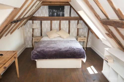 Medieval Town House - Walled Garden Sleeps 8