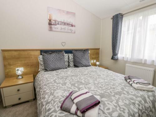 Charming Lodge Located On Cayton Bay Holiday Park
