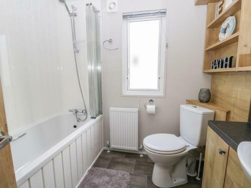 Charming Lodge Located On Cayton Bay Holiday Park