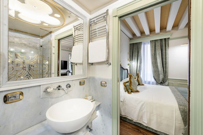 Hotel Monaco And Grand Canal