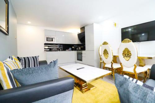 Queen Stay Apartments