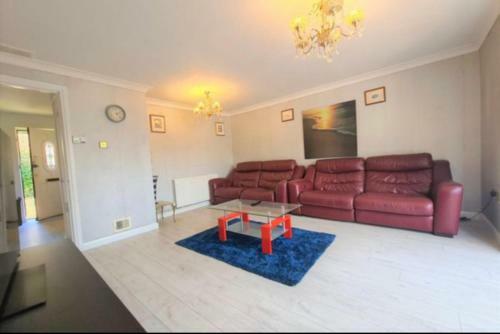 Immaculate 3-bed House In Slough