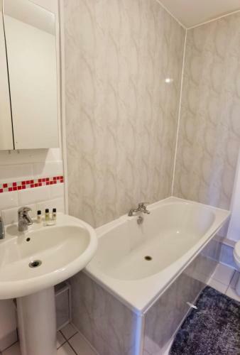 Apartamento Convenient Sleeps 8 2 Bed Ground Parking