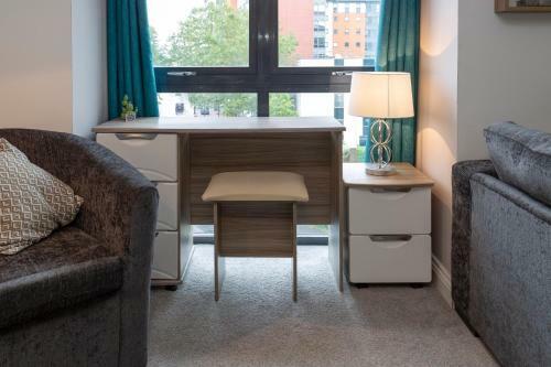 Spacious Homely Centrally Located Apartment - Equipped For Business Or Holiday