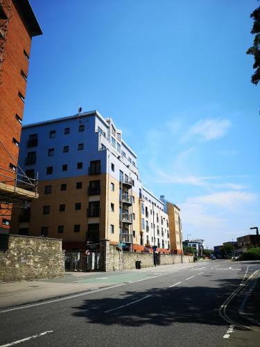 Spacious Homely Centrally Located Apartment - Equipped For Business Or Holiday