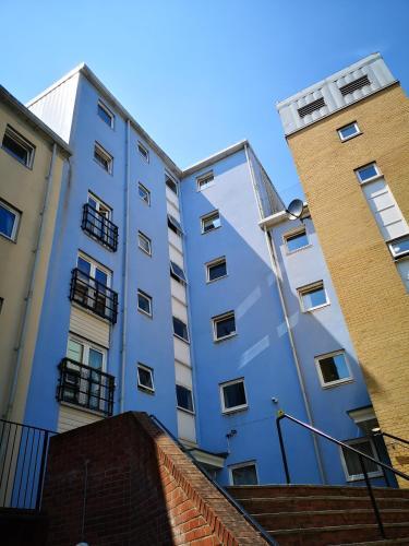 Spacious Homely Centrally Located Apartment - Equipped For Business Or Holiday