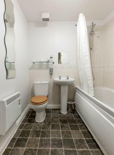 Spacious Homely Centrally Located Apartment - Equipped For Business Or Holiday