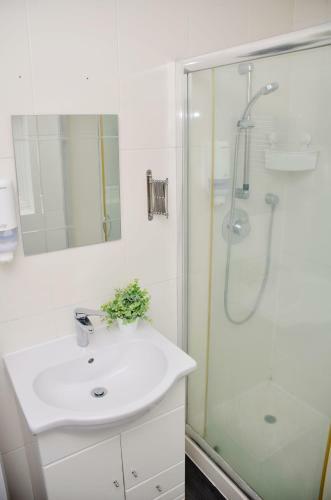 Hostal (29ew-12) Dreams Serviced Accommodations- Staines/heathrow