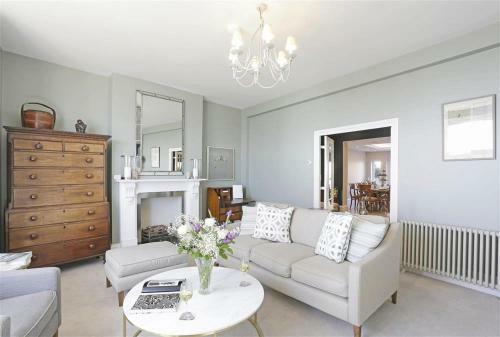 Southwold Villa Sleeps 14 With Wifi