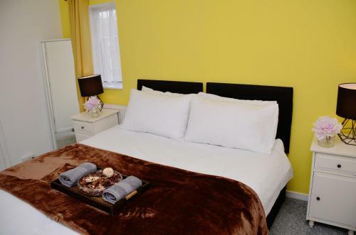 Hostal (1fg-12) Dreams Unlimited- Staines/heathrow