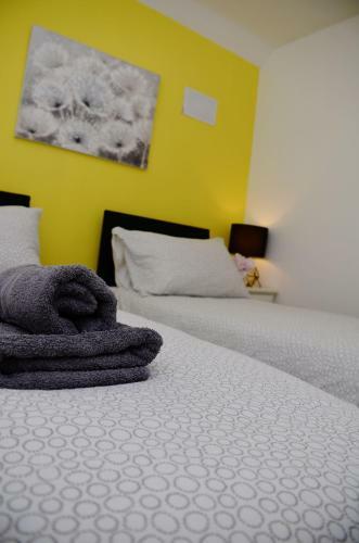 Hostal (1fg-12) Dreams Unlimited- Staines/heathrow