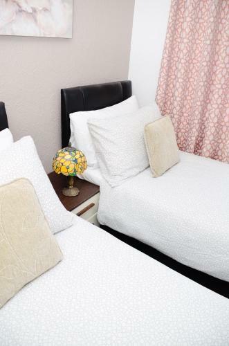 Hostal (7sm-11)dreams Serviced Accommodations- Staines/heathrow