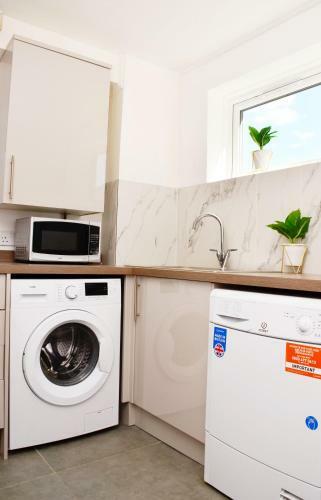 Hostal (7sm-13)dreams Serviced Accommodations- Staines/heathrow