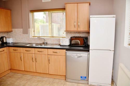 Hostal (1fg-13) Dreams Unlimited- Staines/heathrow