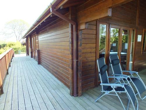 Walnut Log Cabin