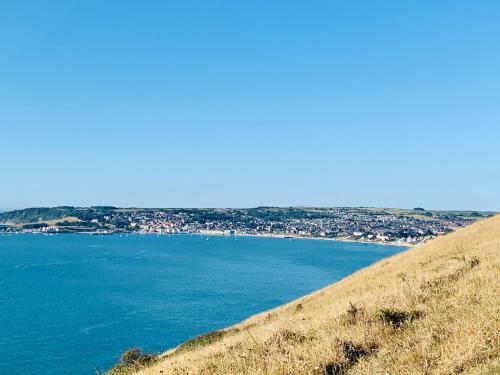 Charming 3-bed Cottage In Swanage