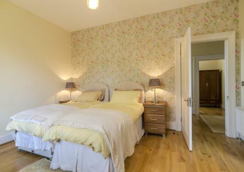 Rutland Lodge & Wellswood Mews