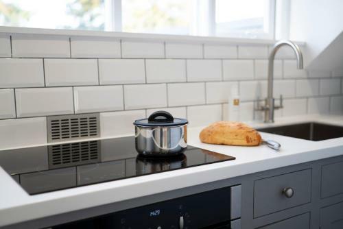 Apartamento The Sanctuary - Spacious Studio - Stunning Lake Views
