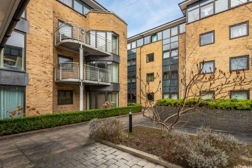 Apartamento Spacious Sleek & Modern 7 Mins Walk To City Centre