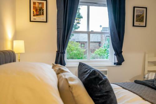 Priory Street Apartment With Parking