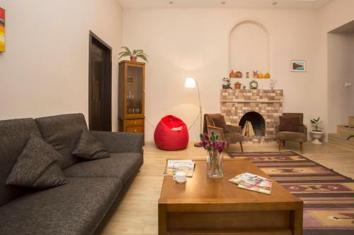 Old Fashioned 2br Apartment 5 Min To Rustaveli Ave
