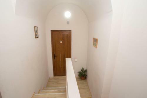 Old Fashioned 2br Apartment 5 Min To Rustaveli Ave